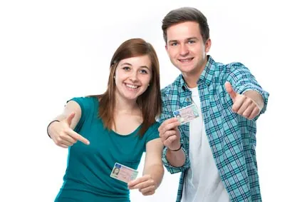 Zwei Jugendliche zeigen stolz ihren neuen Führerschein