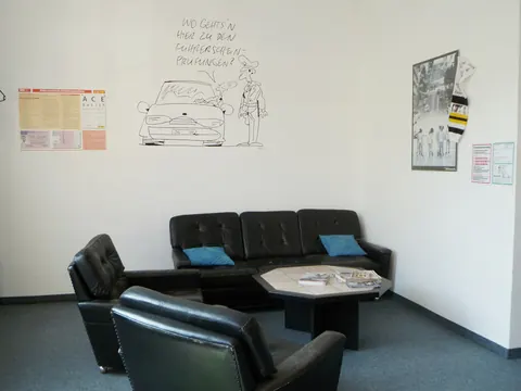 Lernecke mit schwarzen Ledersesseln und Tisch in der Fahrschule